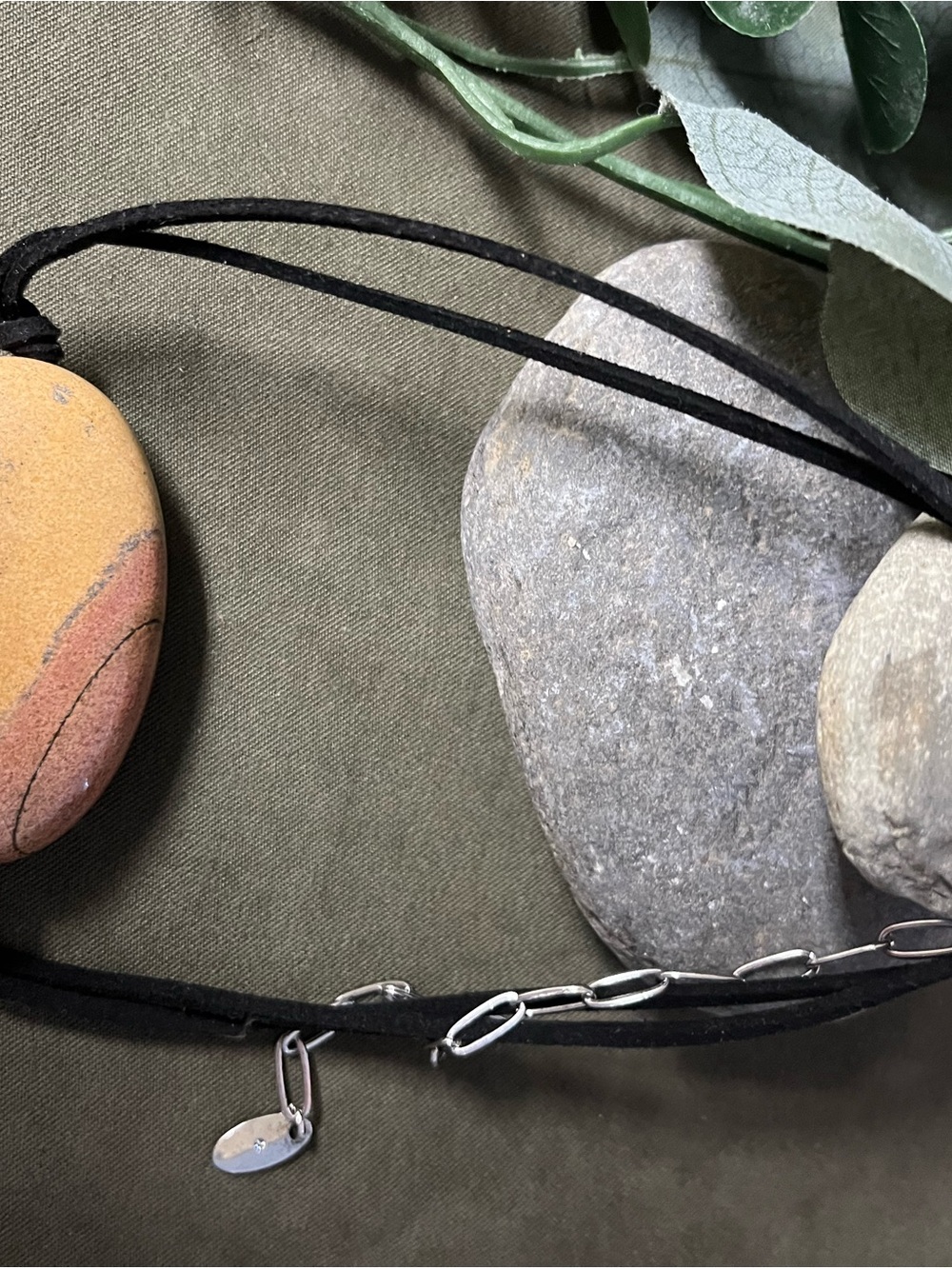 FreePeople Stone Pendant shortNecklace in Tan & Rust on suede & extender chain - Picture 2 of 3